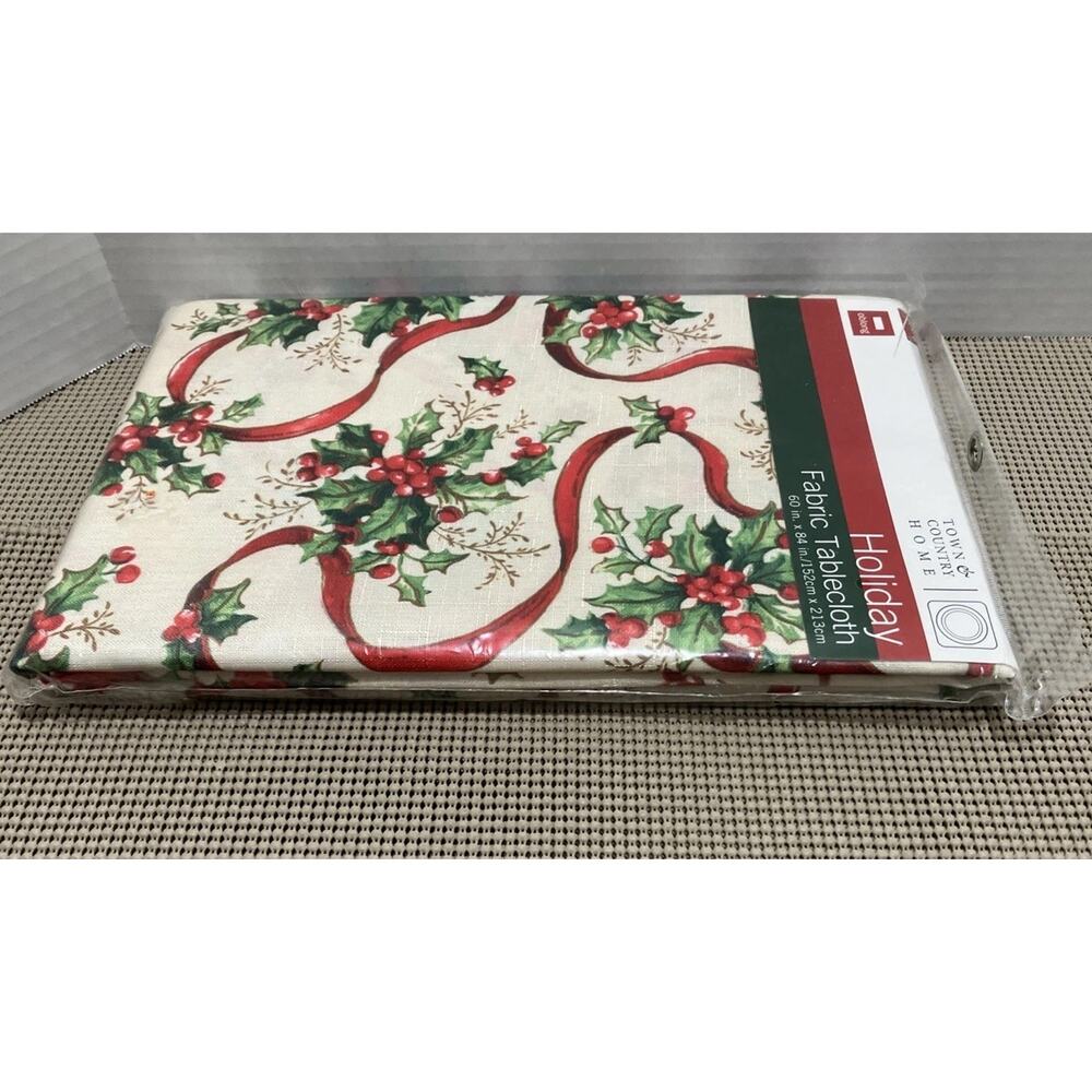 Christmas Tablecloth Holly Berry Fabric Poly Oblong 60x84 Town & Country NEW - Picture 9 of 9
